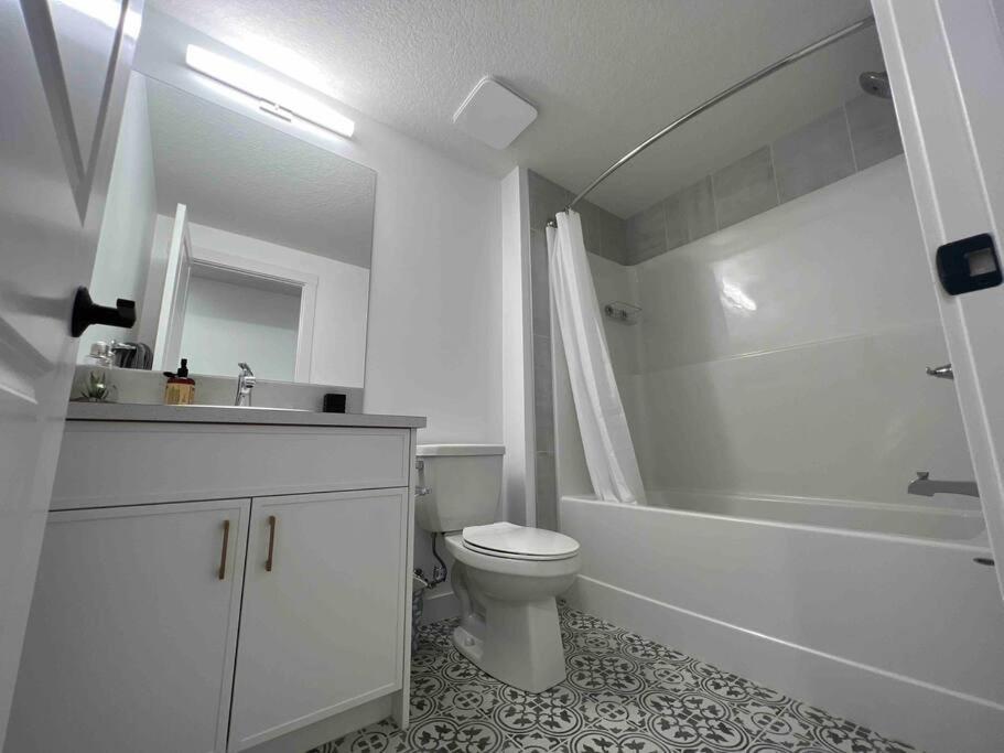 Newly Built 2 Bedroom Suite With Free Parking - Close To Banff National Park, Calgary Exterior photo